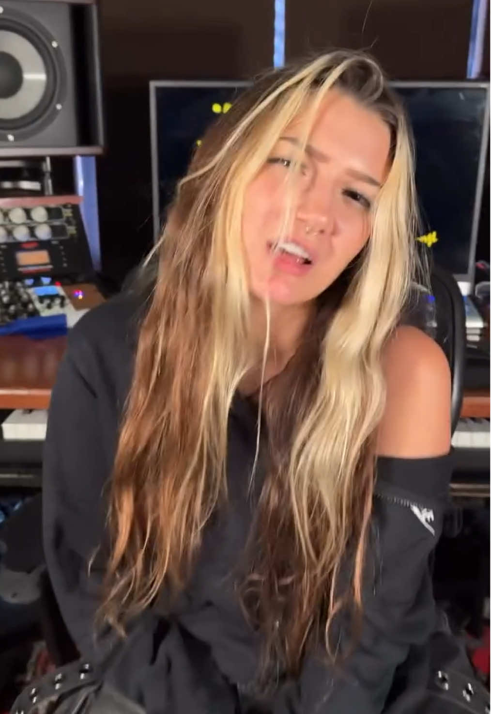 SkyDxddy previewed “Choker” in the studio 🔥🔥 #SkyDxddy #rock #studio @skydxddymusic 