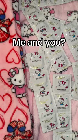 Do you know her? Shop in bio!🛍️#hellokittylover #matchingpajamas #matchingpjs #gift #hellokittygift 