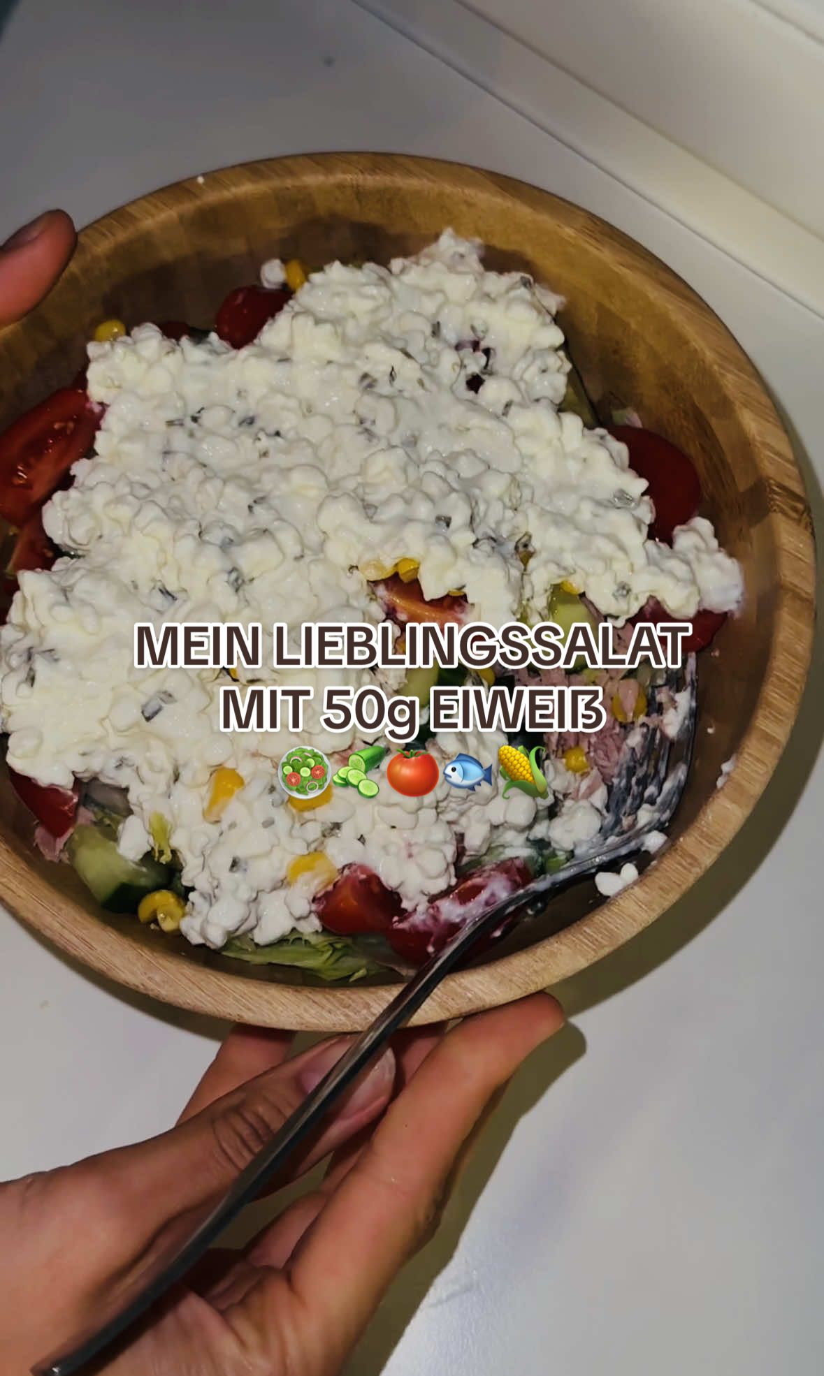 mein lieblingssalat mit 50g EIWEIẞ 😻😻 ZUTATEN: - eisbergsalat - gurken - tomaten - mais  - kleine dose thunfisch  - ein becher cottage cheese fertiggg🥗🥒🍅🐟🌽 #Recipe #helathyfood #highprotein #highproteinmeal #gymgirl 