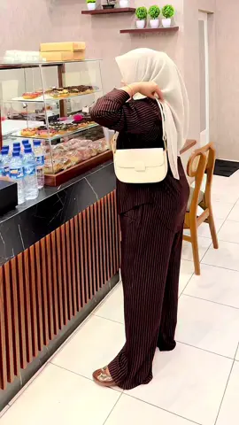 Paling nyaman keluar pake oneset,bahannya adem poll🫶🏻🤎#setelanwanita #onesetjumbo #onesetrayon 