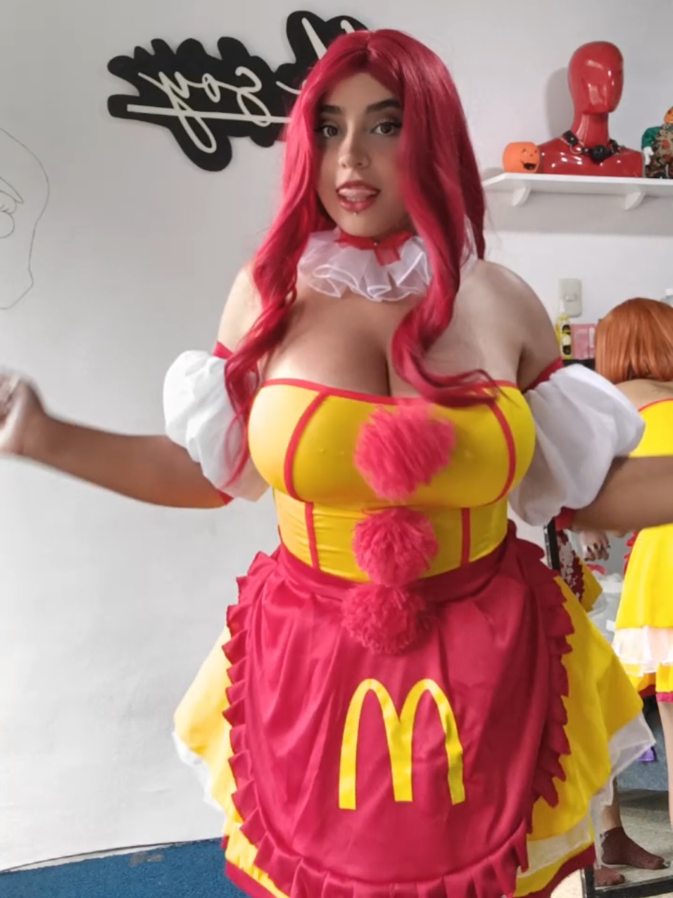 Dando disfraz de @Todos somos #halloweenccs #coustume #disfrazmcdonalds 