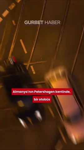 Almanya'nın Petershagen kentinde, bir otobüs otomobille çarpıştıktan sonra bir seyahat acentesine daldı. Kazada otobüs şoförü ağır yaralanırken, diğer sürücü hafif sıyrıklarla kurtuldu. Çarpışmanın etkisiyle seyahat acentesinin cam cephesi parçalandı ve binanın yapısal bütünlüğü tehlikeye girdi. Olayla ilgili soruşturma devam ediyor. Videoyu paylaşın, Gurbet Haber’i takip etmeyi unutmayın! Kaynak: Bild Sunum & Yorum: Gurbet Haber
