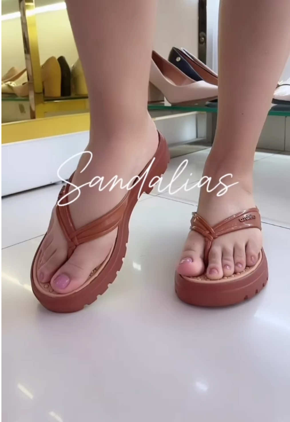 Comodidad y ligereza en cada paso ¡Llegó el calor 🔥! Y nosotros les traemos #azaleia! 👡🌸💗 ¡Perfectas para esta estación ☀️!  🏪Las encuentras aquí en Viviany:  📍 Jr. Asamblea 200 y 310 - Huamanga - Ayacucho 👉 Para mayor información escríbenos al WhatsApp 📱990090292  #calzado #perú #sandalia 