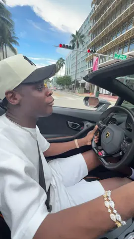 Un negro con dinero 💴😎 , si no tienes Lamborghini no me hables 🤭😭 