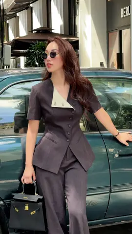 Với chi tiết vạt lật linh hoạt, set đồ mang đến nhiều cách diện khác nhau để nàng vừa chỉn chu nơi công sở, vừa mới mẻ trong những buổi gặp gỡ 😎