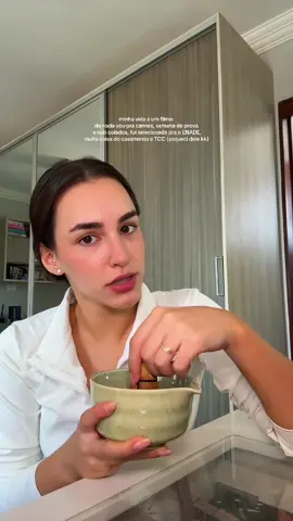 Minha vida é literalmente um filme. Ta subindo muito esse clímax ja da pra chegar no final feliz por favor 🙏🏼 Mais uma atualização da minha vida enquanto preparo meu matcha 💚 #vida #daily #amigas #desabafo 
