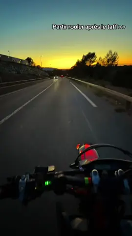 Avec le coucher de soleil en supplément !! #supermot #ktm #smfr #supermoto #bike 