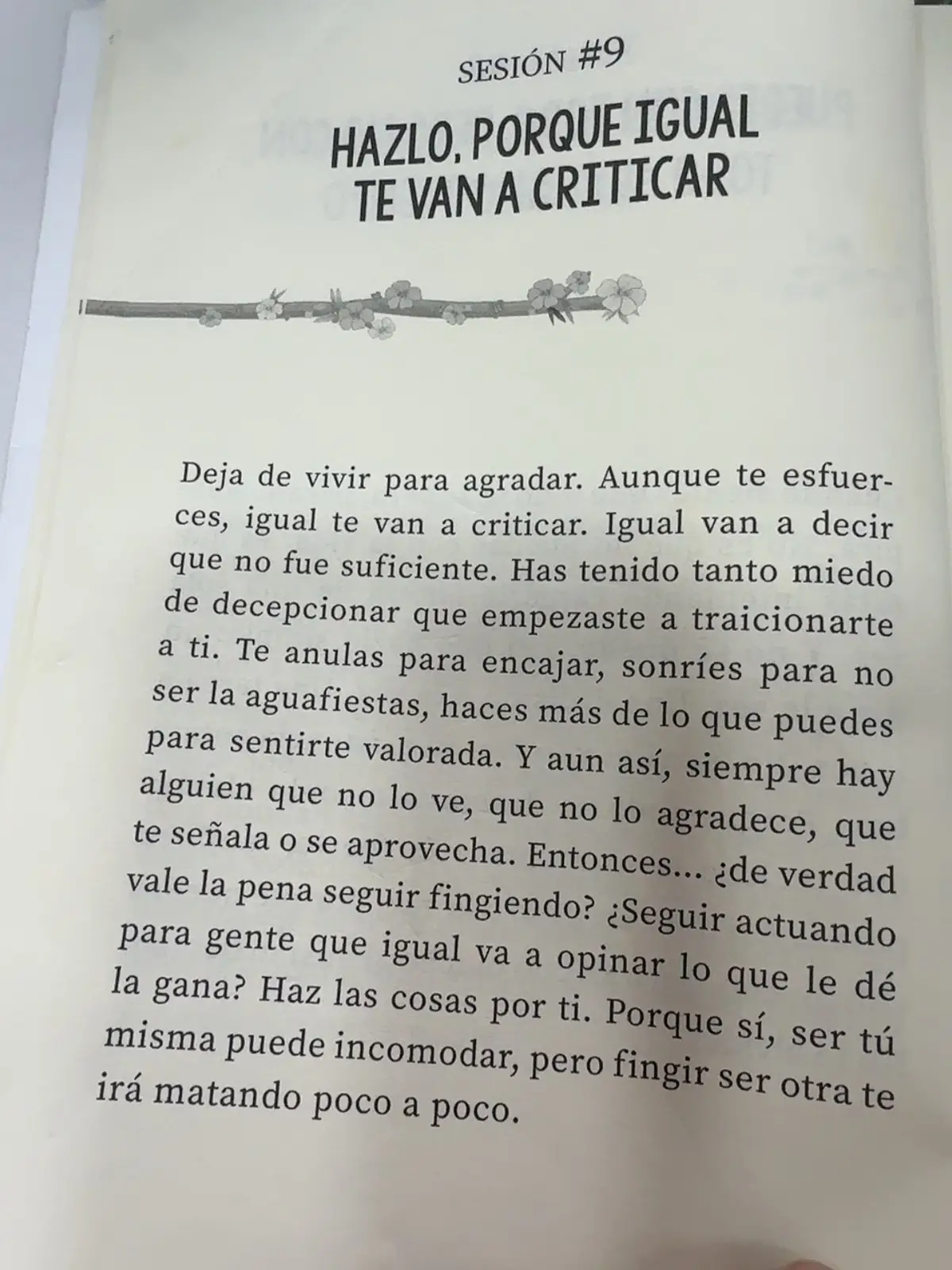 Deja de vivir para agradar. Aunque te esfuerces, igual te van a criticar.igual van a decir que no fue suficiente.  #vida #lectura #frases #igualtevanacriticar #lisbethcarbajal 