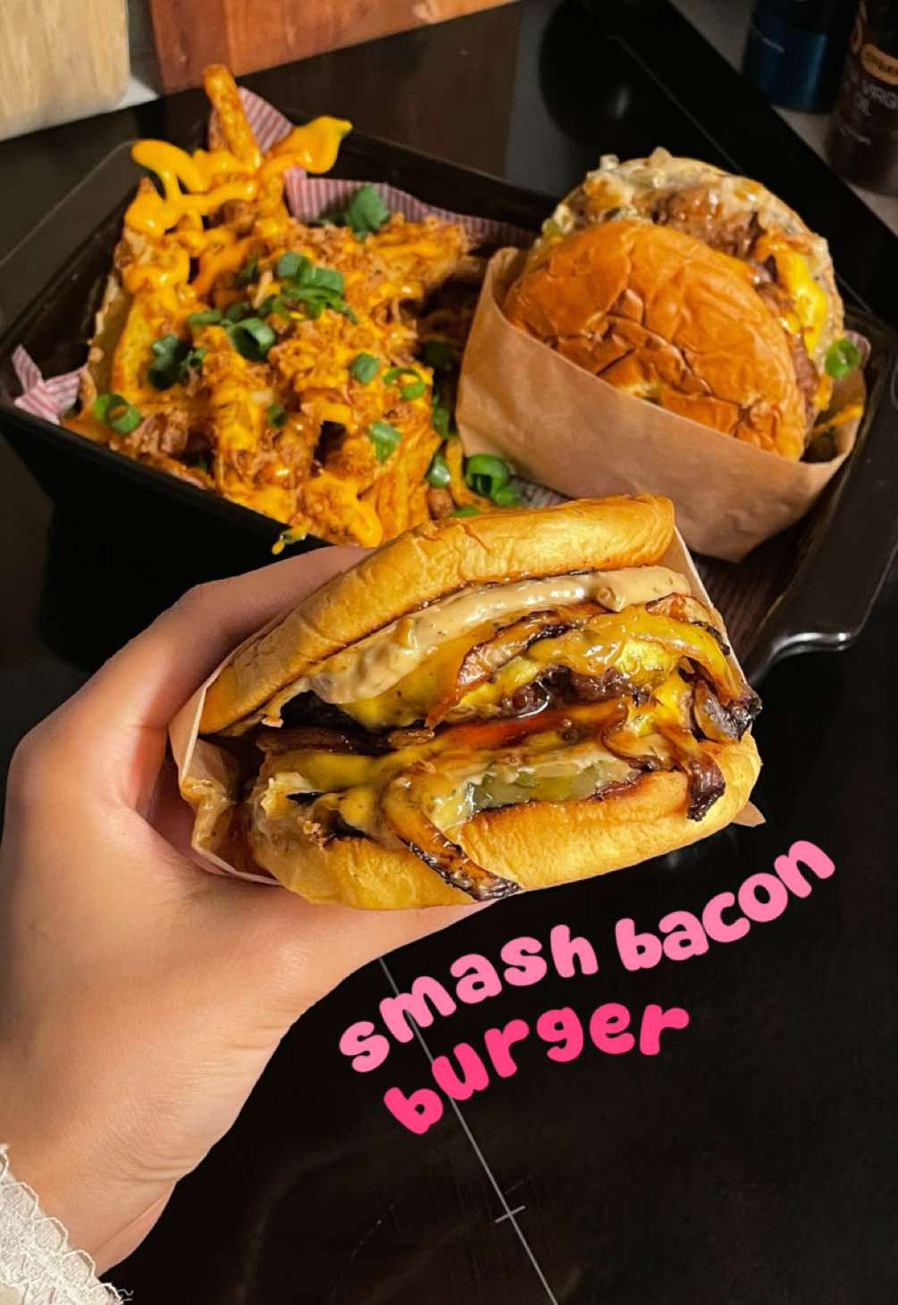 Réponse à @Alexandra Musetta A win is a win guysssss 🤭✨ En plus c’est tellement facile et rapide à préparer avec les produits et les nouveaux pains burger sans alcool de chez @SWEETCHEF , INCROYABLEEEE 🤤 📸| ig: choumicook 🎶| tiktok: choumicook 👻| snap: choumi.cook ▶️| youtube: choumicook 🔖 Code promo sweetchef : CHOUMICOOK (pour avoir la livraison offerte)   RECETTE SMASH BURGER, SAUCE BACON, FRITES AIR FRYER SAUCE CHEDDAR 🍔🍟✨ 🥩 MARINADE STEAKS  ❃ 550 g de viande hachée ❃ 5 càs de marinade BBQ Ribs @sweetchef ❃ 1 càc de sel ❃ 1/2 càc de poivre ❃ 1 càc de paprika fumé @sweetchef ❃ 1 oignon coupé en lamelles ou rondelles ❃ Tranches de cheddar • Assaisonner la viande avec la marinade, le sel, le poivre et le paprika. • Former des boules d’environ 90 g (plus ou moins selon vos envies). • Dans une poêle bien chaude, faire revenir les oignons avec un peu de beurre pendant quelques minutes. • Poser une boule de viande assaisonnée sur les oignons et bien l’écraser avec du papier cuisson et une casserole. • Couvrir et laisser cuire quelques minutes. • Retourner le steak, déposer une tranche de cheddar dessus, couvrir et laisser fondre. • Empiler deux steaks l’un sur l’autre et retirer. 🍔 MONTAGE BURGER  ❃ Pain smash burger sans alcool @sweetchef ❃ Sweet relish ou cornichons @sweetchef ❃ Sauce smash bacon @sweetchef • Faire dorer les pains dans la même poêle avec un peu de beurre. • Tartiner de sweet relish, ajouter la sauce smash bacon, les steaks, puis encore un peu de sauce ou des oignons caramélisés. 🍟 FRITES MAISON  ❃ 4 à 5 pommes de terre primeur moyennes ❃ 1 càc de sel ❃ 1/2 càc de poivre ❃ 1 càc de paprika fumé @sweetchef ❃ 1 càc d’origan ❃ Sauce cheddar @sweetchef ❃ Oignons frits @sweetchef ❃ Ciboulette • Laver et couper les pommes de terre en frites, puis les plonger dans de l’eau glacée pendant 10 à 15 min (optionnel). • Bien les sécher, puis les mélanger avec de l’huile d’olive, du sel, du poivre, du paprika et de l’origan. • Cuire 17 min à 190 °C au airfryer en remuant à mi-cuisson. • Servir avec la sauce cheddar, les oignons frits et la ciboulette. Bon appétit 💓 @choumicook. • Collaboration commerciale, produits offerts •  #fastfood #smashburger #asmr #cuisine #viral aesthetic frites homemade repas idée facile rapide simple nourriture food kitchen 