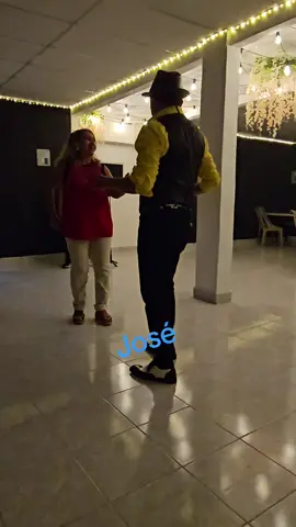 el catrin en el restaurante El sabrosito! de Vanessa!!! #tiktok 
