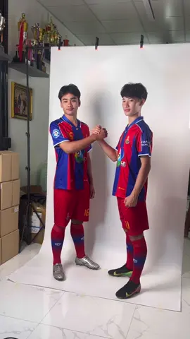 หลบหน่อยหนู คู่หูพี่มาแล้วววว❤️💙 @FIWJT⚡️ @Teerapat16⚡️ @ขวาตาคลี⚽🔥 #นักบอลทหารอากาศอนุสรณ์ #ตาคลีอคาเดมี่ #เป็นเด็ก #ฟิวตาคลีอคาเดมี 