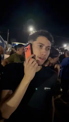 O cantor parou o forró pra anunciar macho 😂😂😂