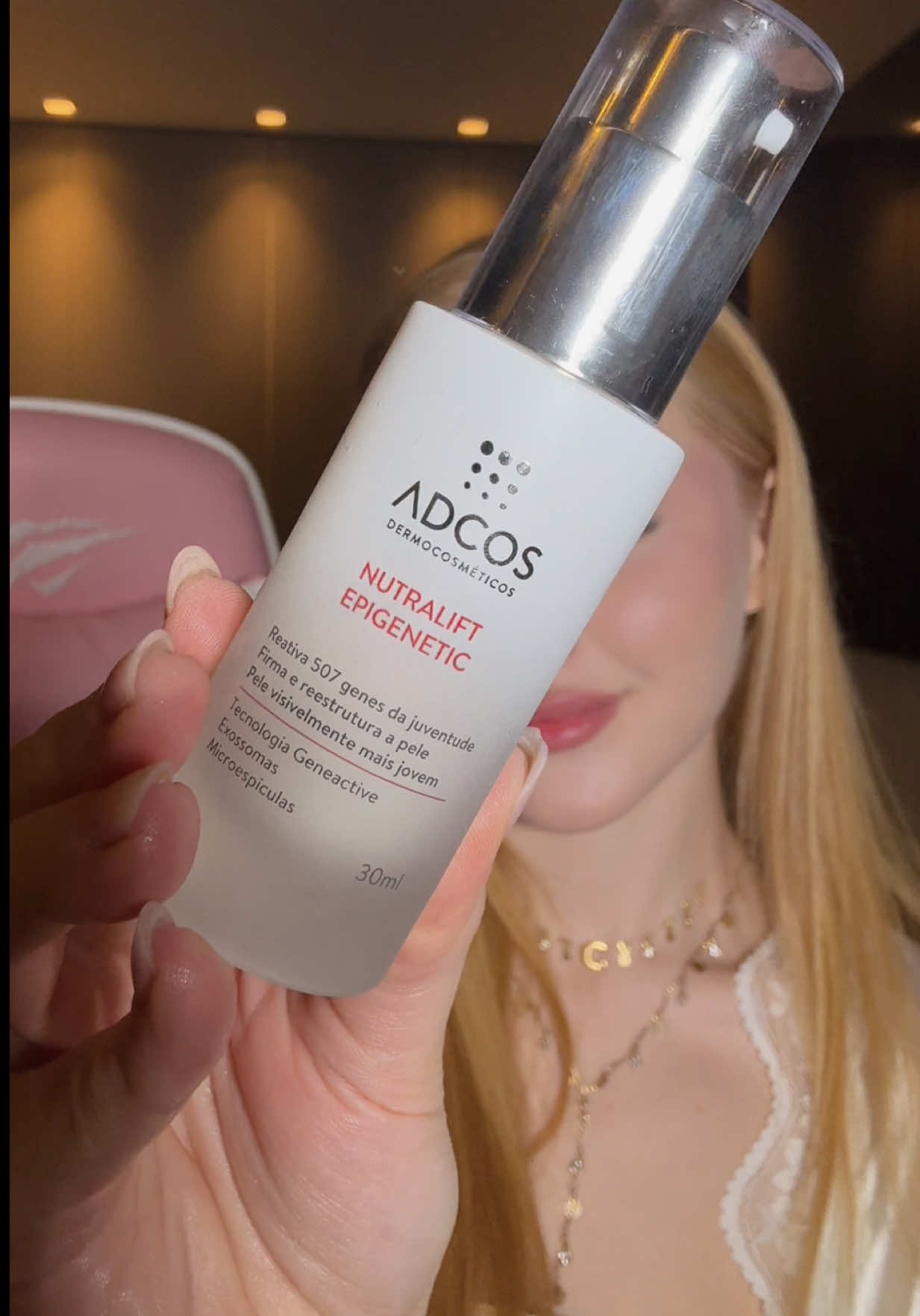 ✨ Em 1 semana minha pele já mudou  Parece até exagero, né? Mas juro: é pura ciência, é @ADCOS Dermocosméticos! 💡 O Nutralift Epigenetic da ADCOS ativa 507 genes da juventude, ajudando a reduzir linhas, rugas e devolver firmeza da pele. Já tá disponível no TikTok Shop, corre pra garantir o seu ✨ *publi #ADCOS #SkincareDeVerdade #PeleRenovada