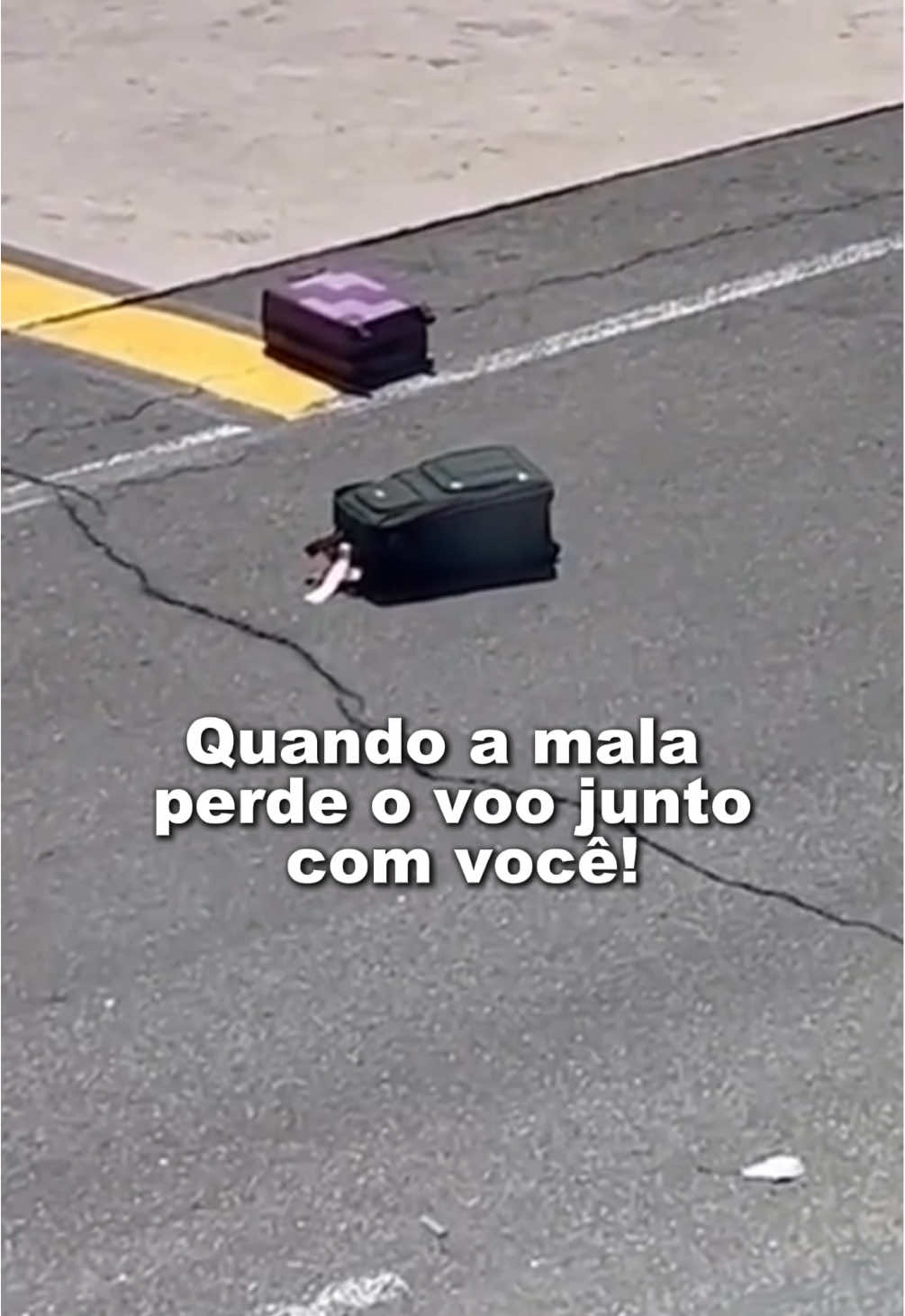 🧳 SUA MALA FOI EXTRAVIADA? FAÇA ISSO: 1️⃣ NÃO SAIA DO AEROPORTO: Vá imediatamente ao balcão da companhia aérea 2️⃣ EXIJA O RIB: Relatório de Irregularidade de Bagagem 3️⃣ TIRE FOTOS DE TUDO: RIB, cartão de embarque, ticket da bagagem 4️⃣ PEÇA PRAZO: Quando vão localizar e como vão te informar 5️⃣ GUARDE REGISTROS DE GASTOS EMERGENCIAIS: Roupas básicas, produtos de higiene, a empresa deve reembolsar 6️⃣ ACOMPANHE DIARIAMENTE: Cobre informações sobre a busca Empresa tem 7 dias para encontrar. Se não achar, você tem direito à indenização! Salve esse conteúdo para você saber o que fazer caso isso aconteça com você e siga o meu perfil para ter todos os seus direitos garantidos. #malaextraviada #extraviobagagem #rib #direitospassageiro #advogadodopassageiro