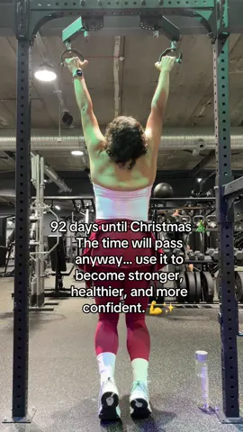 92 days left until Christmas 🎄✨ The next three months will fly by, but where you end up depends on the choices you make today. Stay consistent with your workouts, your nutrition, and your mindset. Give yourself the gift of progress this holiday season! 💥  #FitnessMotivation #WeightLossJourney #FitnessOver30 #BodyConfidence #WorkoutMotivation 