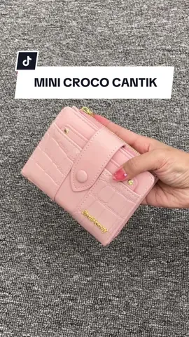 Bosen sama dompet yang gitu gitu aja dan sering rusak? Coba deh checkout Little Ashila Wallet Jims Honey yang pasti awet dan cantik banget ini! 😍🩷✨