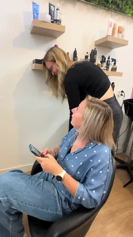 💻📶 Quand vous venez au salon pour travailler (ou pour scroller tranquille 😏), 👉 n’hésitez pas à demander le code Wi-Fi ! #acreationcoiffuremarnaz #pourtoi #fyp #coiffeuse #drole 