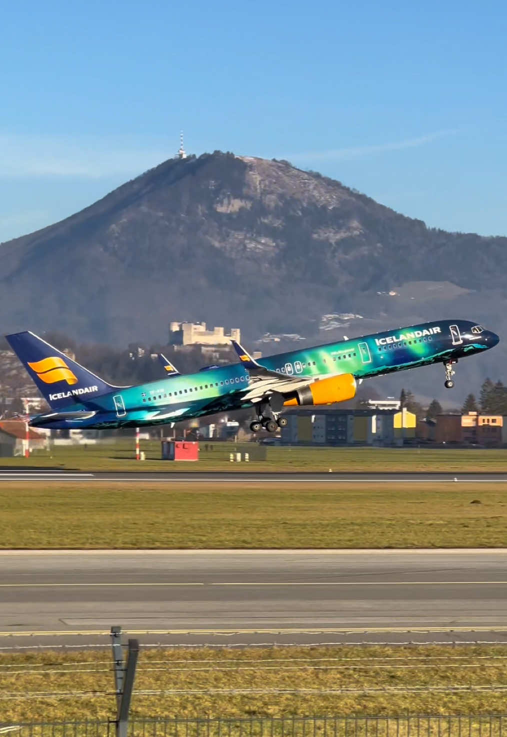 #icelandair #boeing757 #auroraborealis #farewell #planespotting 