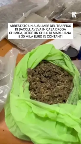 Cocaina rosa, ecstasy, ketamina ed oltre 30 mila euro in contanti. Era tutto in possesso di un ausiliare del traffico di Bacoli, un 32enne incensurato e pusher che è stato arrestato dai carabinieri. L'uomo ha confessato ai carabinieri di tenere in una casa in disuso gli stupefacenti: nell'abitazione sono stati rinvenuti 24 grammi di cocaina, quasi 1 chilo di hashish e poco più di 1 chilo e mezzo di marijuana. A terra c'è anche un sacchetto con all'interno 56 grammi di ketamina e altre nove dosi della stessa sostanza già confezionate e pronte alla vendita. L'uomo è stato arrestato e trasferito in carcere.
