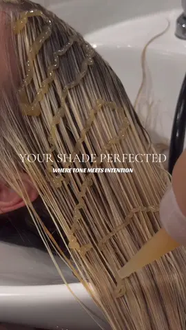 Toner is not just the finishing touch, it’s what brings your color to life. I know you hear the word “toner” a lot but what exactly is it and why is it a beneficial + a crucial step when getting your hair colored? (In most circumstances)  Toner is a color enhancing treatment that adjusts and perfects your hair color after it’s been dyed. It can neutralize unwanted tones, add shine and softness, balance/restore the hairs natural pH level, add richness and display hues of neutral, warm or cool shades.  Toner is literally the icing on top of the cake! 🧁  There’s so many benefits and no limitations on the shades and final products that it delivers. Toner allows your hair to be the EXACT shade that you’re wanting. To my stylist friends, it’s SO crucial to tone with intention!! Make sure you learn your formulations and are able to curate the best shades to give the best hair! 🙌🏼🪄🧞‍♀️✨💇🏼‍♀️ #indyhairstylist #jennathestylist #indyblondingspecialist #hairtransformation #indyhairextensions 