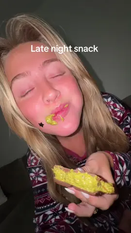 I’d chose Dubai over clear skin anyday🤣😍 #dubaichocolate #asmr #asmreating #latenightsnack #fyp 