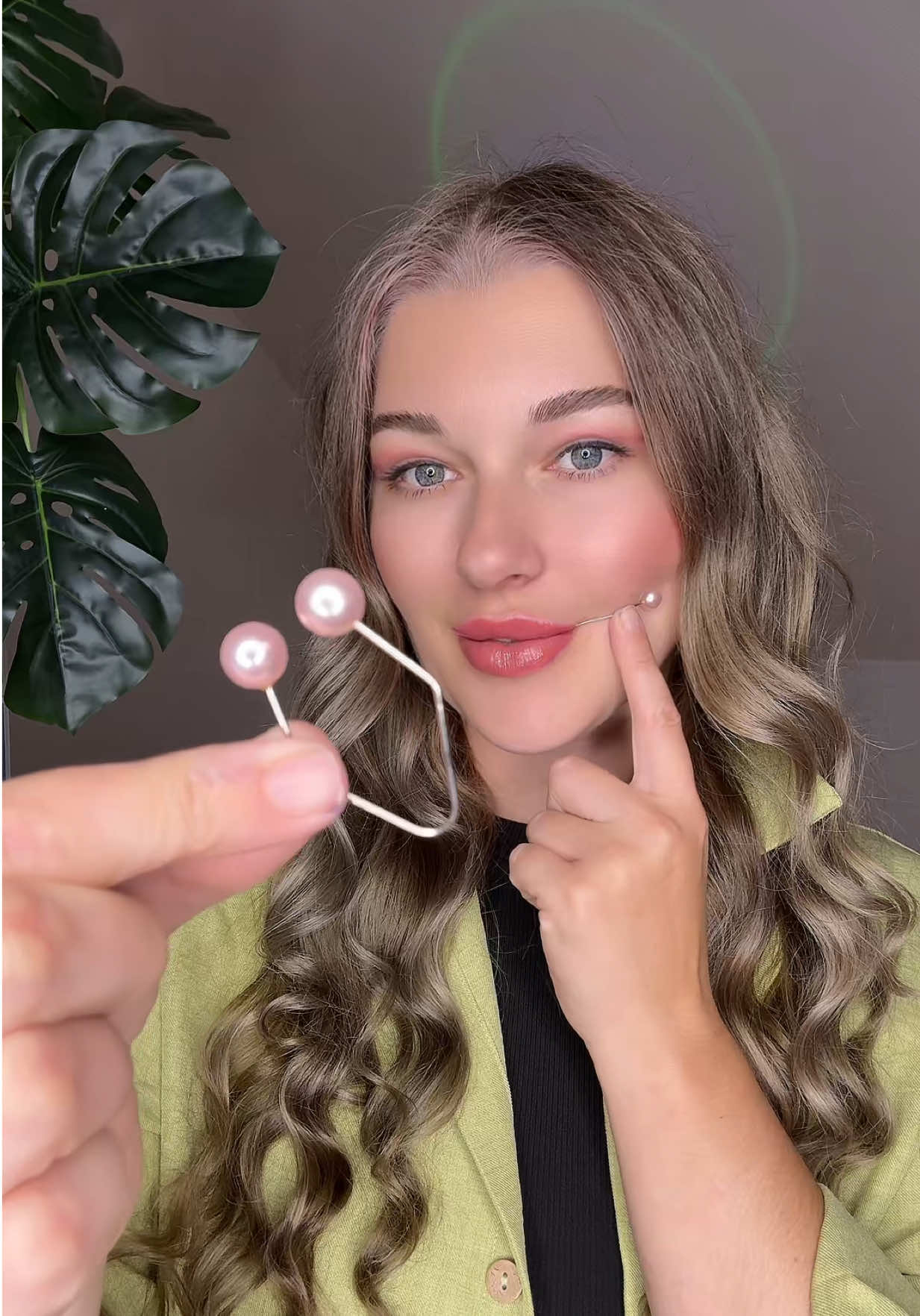 😮 So entstehen Grübchen: Der chinesische Beauty-Hack! Du liebst süße Grübchen auf den Wangen? ☺️ In China gibt es ein spezielles Tool für die Lippen, das diesen Effekt sichtbar macht! Einfach anwenden und schon wirken deine Wangen wie mit natürlichen Grübchen. Ein verrückter, aber spannender Beauty-Trend, den du unbedingt ausprobieren musst. 💡 #Grübchen #BeautyHack #GesichtsTrick #LifeHack #TrendAusChina    