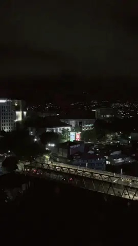 Keindahan jembatan tengah malam #staycation #apartment #jembatansuhatmalang #malang24jam #foryoupage 