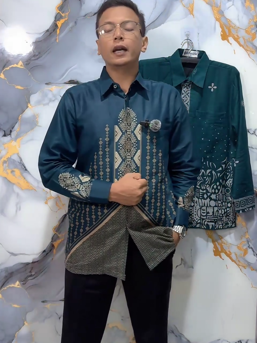 ready lagi nihh mumpung size nya masih full juga bisa langsung cekout kemeja batik di motif liontin blue emerald nya #livehighlights #belilokal  #outfitideas #batikpria #batikpremium 