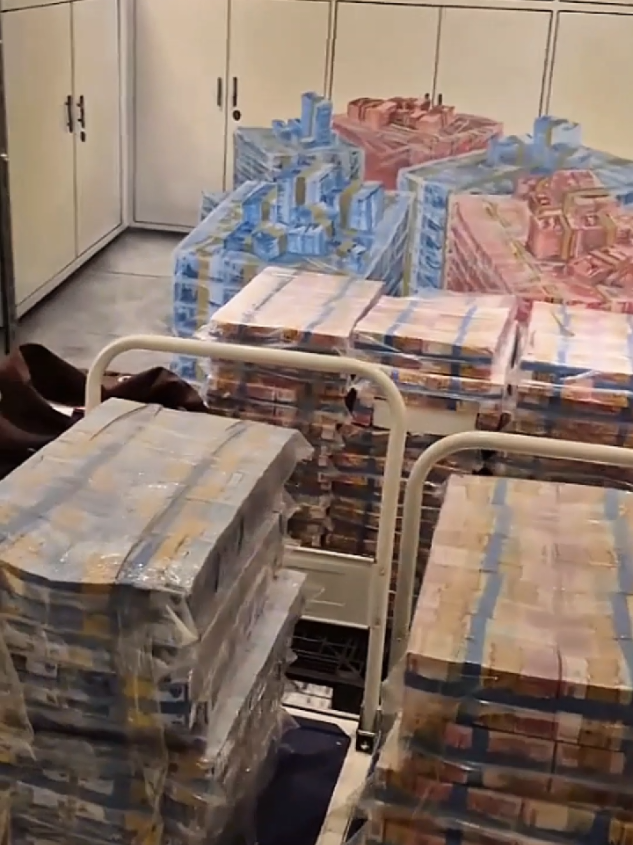 Keluarkan uang triliunan dari dalam brangkas besar #uangtriliunan #uangviral 