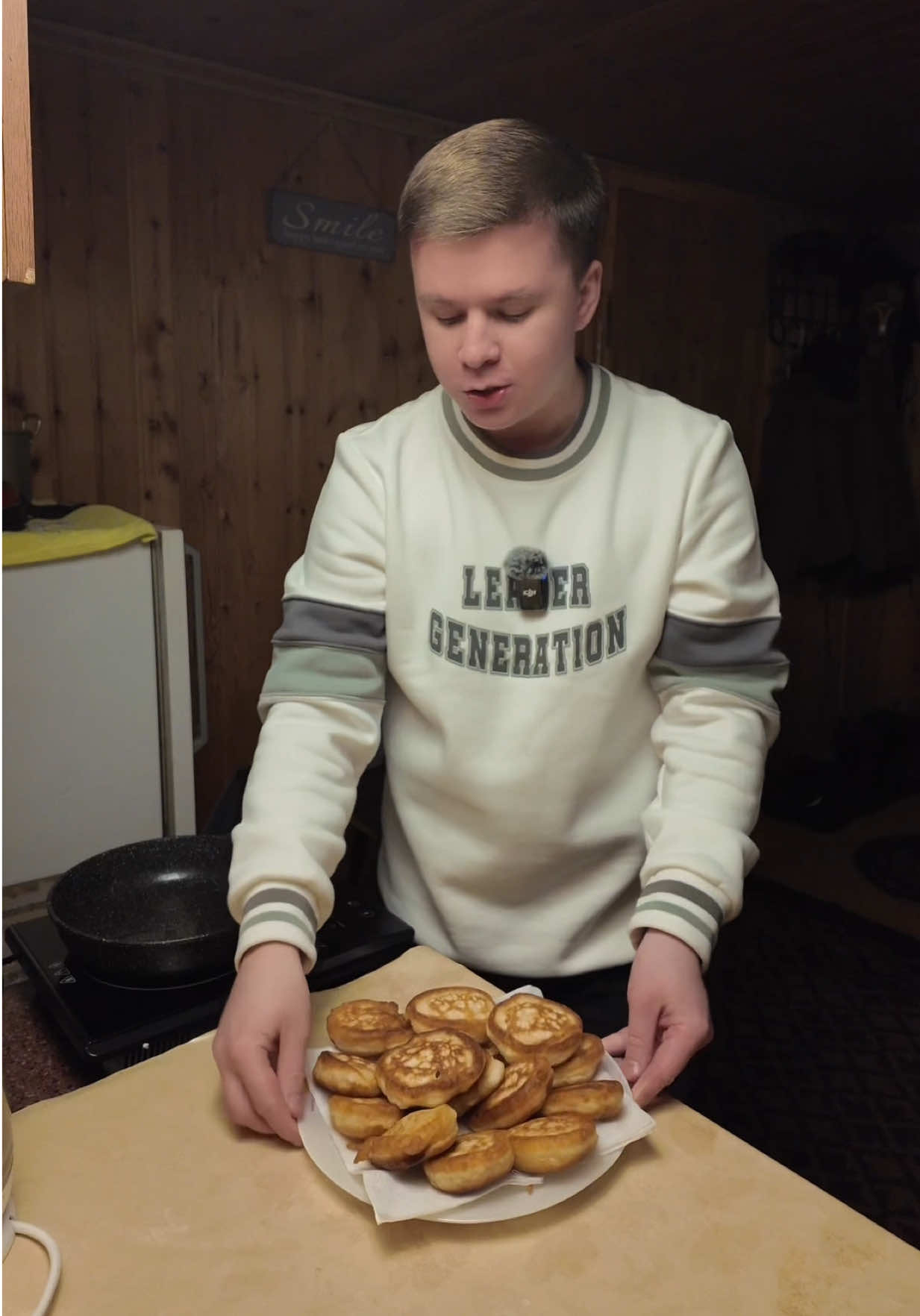 Воздушные оладьи  Ингредиенты: Мука - 230 гр. Кефир (комнатной температуры) - 250 мл Сода - 0.5 ч/л Соль - 0.5 ч/л Сахар - 2-3 ст/л Яйцо - 1 шт. Растительное масло для жарки