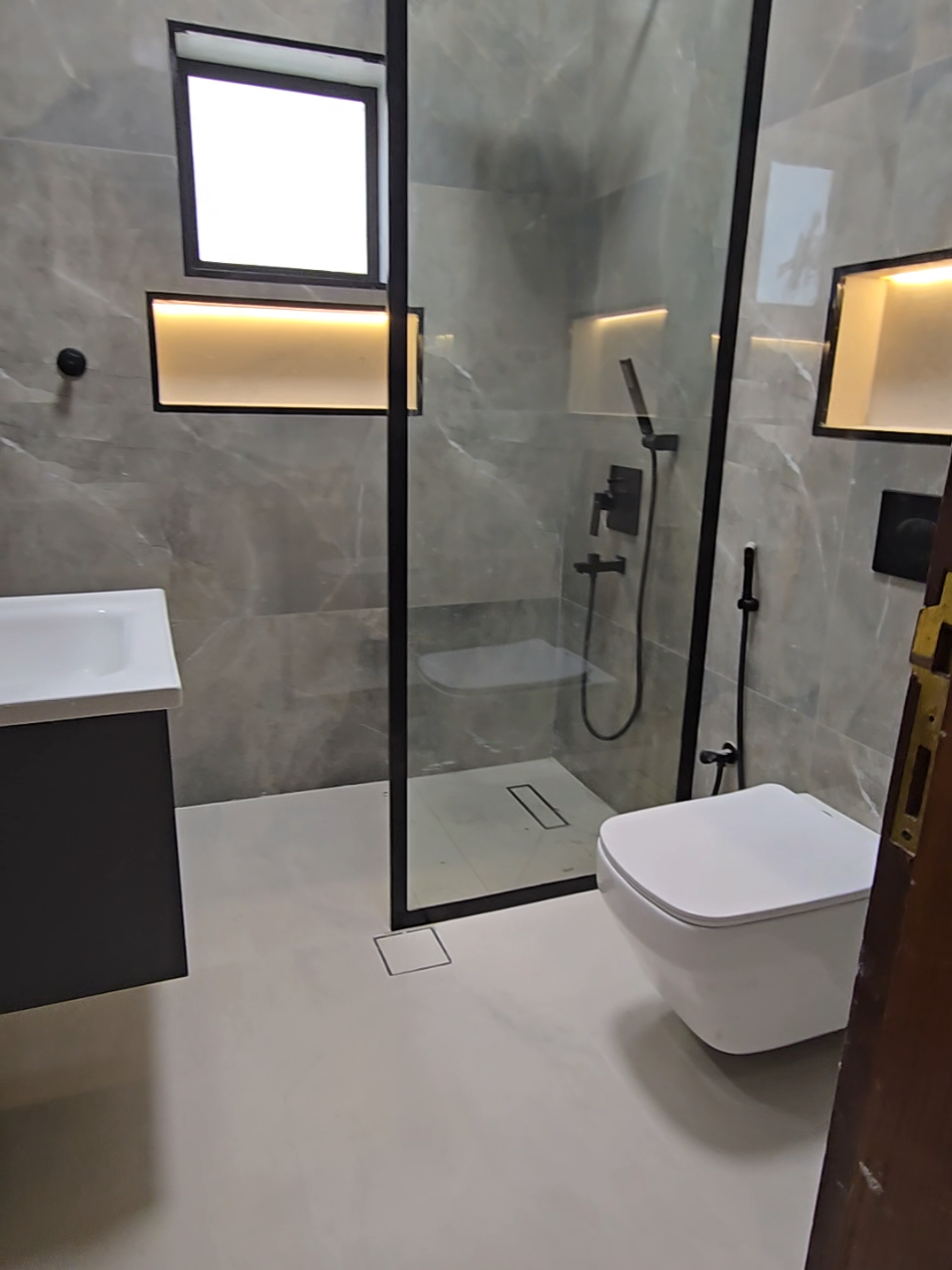 #تصاميم #ديكورات_حديثة #ديكورات #ديكورات_منزليه_داخليه #تصميم @فني تركيب بلاط مبدع 