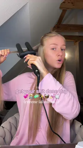 anzeige | dieser epische tag voller höhen und tiefen wird definitiv in die geschichte eingehen..💞✊🏽✨💖💅🏻man kann mir viel vorwerfen aber nicht, dass meine haare nicht perfekt aussahen und geduftet haben mit den @Kérastase gloss absolu glaze drops & le parfum🤍#kerastase #kerastaseglossabsolu #liveyourlifeingloss #Vlog #daily 