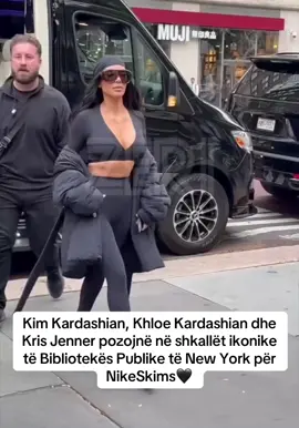 Kim Kardashian, Khloe Kardashian dhe Kris Jenner pozojnë në shkallët ikonike të Bibliotekës Publike të New York për NikeSkims🖤 Kim Kardashian, Khloé Kardashian dhe Kris Jenner u panë të mërkurën në mëngjes në New York, ku morën pjesë në eventin e performancës NikeSKIMS “që u zhvillua në Bibliotekën e njohur Publike të qytetit. Familja Kardashian-Jenner ndaloi për të pozuar në shkallët e famshme të ndërtesës, duke tërhequr vëmendjen e fotografëve të shumtë. Ky aktivitet shënon bashkëpunimin e parë mes markës SKIMS dhe gjigantit sportiv Nike, me koleksionin që do të dalë në shitje më 26 shtator. #zeri #zeriai #zerimedia #kimkardashian #kloekardashian 