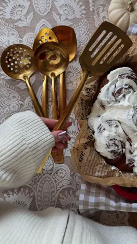 Набор кухонных приборов с wb  Артикул 423362883  Быстрые синнабоны🤎 📋Ингредиенты: Для теста: Слоёное дрожжевое тесто — 500 г Сахар — 3 ст. л. Корица — 1 ст. л. Сливочное масло — 60 г Для крема: Сливки (жирные, от 30%) — 100 мл Сахарная пудра — 2 ст. л. (по вкусу) Творожный сыр — 150 г Приготовление: Разморозьте слоёное дрожжевое тесто. Немного раскатайте его в прямоугольник толщиной около 0,5 см. В миске перетрите мягкое сливочное масло с сахаром и корицей до получения однородной ароматной массы. Равномерно распределите начинку по поверхности теста. Нарежьте тесто на равные полоски шириной 3–4 см. Аккуратно сверните каждую полоску в рулет (улиткой). Выложите рулетики на противень, застеленный бумагой для выпечки. Выпекайте в заранее разогретой духовке при температуре 180 °C в течение 30–40 минут до румяной корочки. Взбейте сливки до лёгкой пены. Добавьте сахарную пудру и творожный сыр. Взбейте ещё раз до однородного крема. Готовые тёплые булочки полейте кремом. Наслаждайтесь!🍂🤎 #выпечка #синабоны #товарыдлядома #autumnvibes #рецепт 