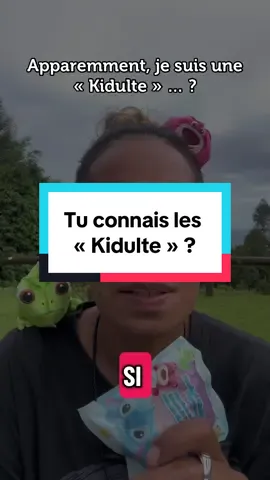 T’es un adulte qui collectionnes des figurines Disney, tu craques pour les Mystery Box, t’as une tendresse étrange pour les licornes, et tu connais le nom de tous les Labubu ? Bienvenue. On a inventé un mot pour toi : Kidulte. Un mot qui dit à la fois trop et pas assez. Un mot pour dire que t’as grandi, mais que t’as pas tout abandonné en route. Un mot qui te classe, t’étiquette, te simplifie… alors que toi, t’étais juste en train d’ouvrir une boîte surprise pour le plaisir. Avant, on disait : “garder une âme d’enfant.” Maintenant, faut une case. Une catégorie. Une tendance. Moi ? Je continue à aimer les jouets. Et à croire que ce monde a encore besoin de douceur, de mystère… et de flocage pastel. Alors oui, apparemment je suis une Kidulte. Mais je préfère dire que je suis juste restée un peu au pays imaginaire. #kidulte #adultchild #millenial #disneylove #toyrevaland 