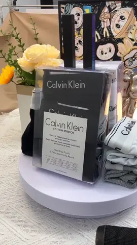 Calvin Klein low rise trunks 3-pack offers stretchy cotton blend for all-day comfort and easy care. Choose from five colours to suit your style.