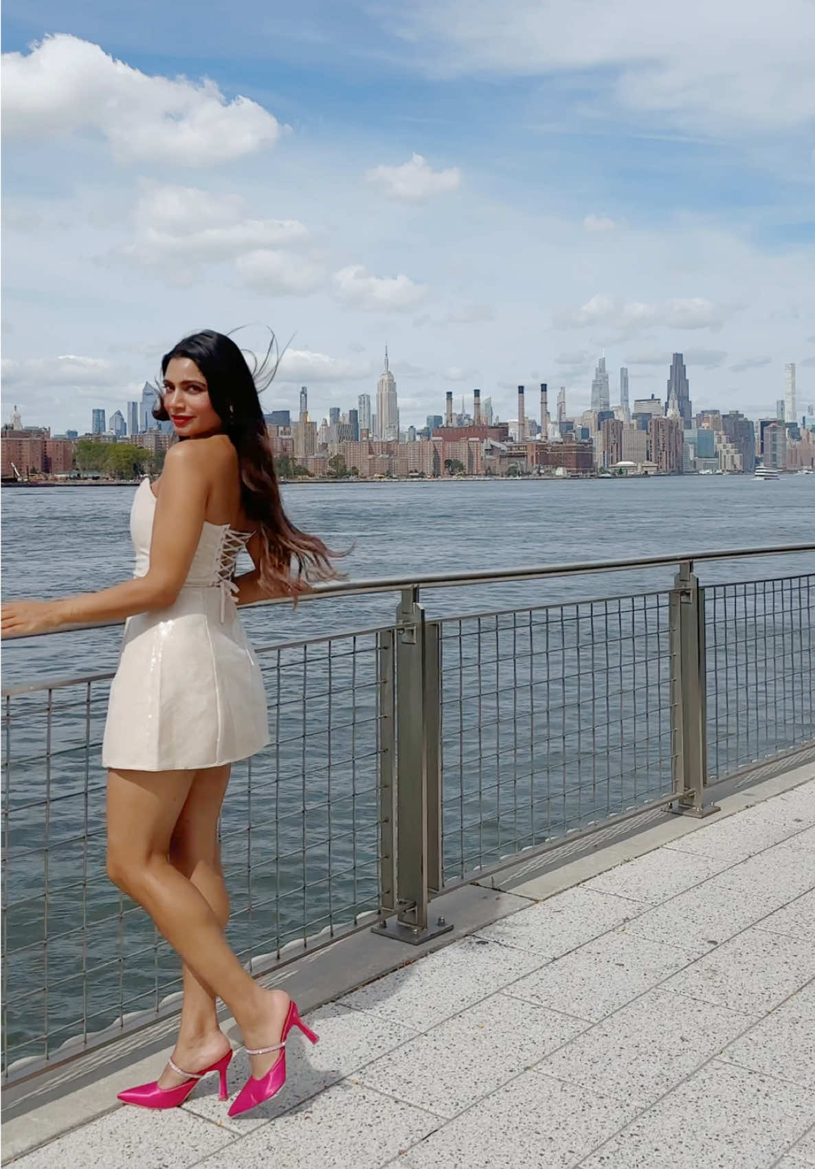 Sunday strolls by the water with the view of the skyline!! #newyorkcity #manhattanview  @Heiressbeverlyhills @GL Atelier 