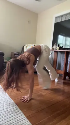 How yall moving like that ?!? I wanna do the trend too but this is all I could do 🥲 #joke #fypシ #bored #help #dance 