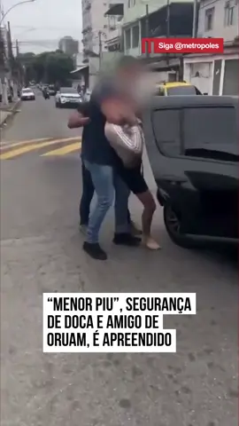 Conhecido como “Menor Piu”, um dos amigos de Mauro Davi dos Santos Nepomuceno, o Oruam, foi apreendido nessa terça-feira (23/9). O adolescente, que tem 17 anos, foi o principal alvo da operação deflagrada na casa do rapper, em 21 de julho deste ano. Ele é apontado como segurança de Edgar Alves de Andrade, o Doca, além de ser classificado pela polícia como um dos principais ladrões de carros do Rio de Janeiro (RJ). A ação para apreender “Menor Piu” foi coordenada por policiais da Coordenadoria de Polícia Pacificadora (CPP). No momento da ação, o adolescente teria reagido à abordagem e entrado em luta corporal com os agentes. #tiktoknotícias 📹 Reprodução