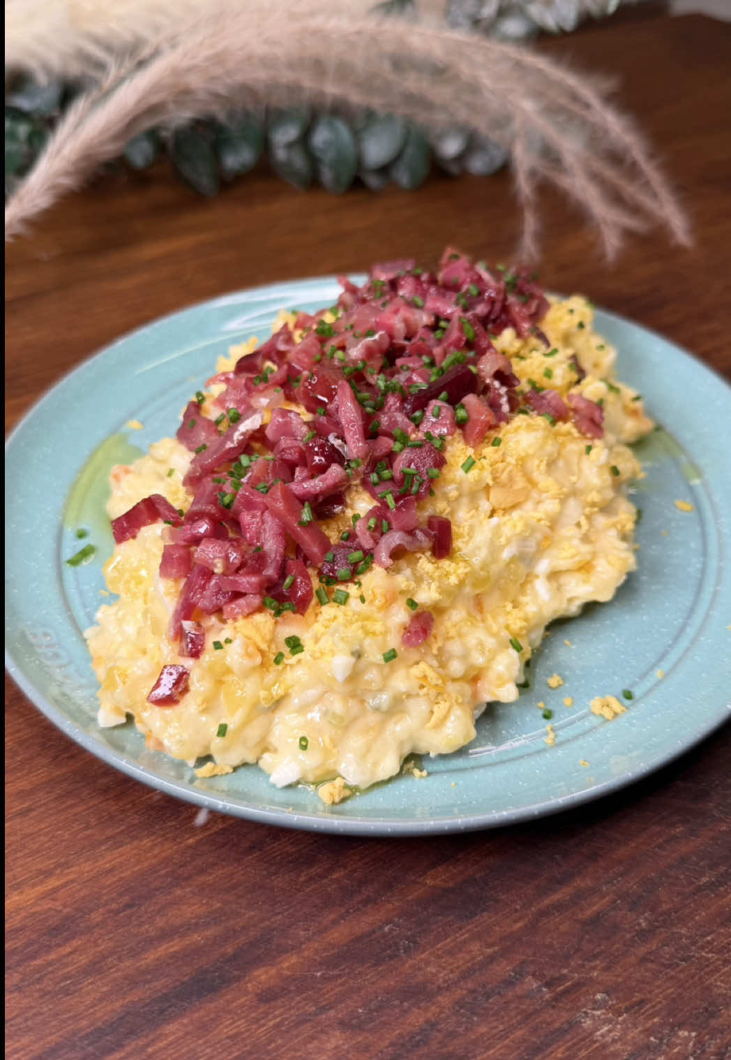 ENSALADILLA IBÉRICA 🇪🇸  Que queréis que os diga, pero me apetecía hacer una ensaladilla un poco diferente 😛 Ya sabéis que yo muy fan del atún de lata no soy, ni del surimi, ni de “esas cosas” y como ya os he traído varias recetas de ensaladillas y os han encantado, tenía que hacer esta con jamón ibérico, que en serio, ha sido todo un acierto ⭐️  La base es igual que la de una ensaladilla “convencional”, ya sabéis: patata, zanahoria y mayonesa. Y yo, como fan de los encurtidos que soy 🫒 si o si tenía que ponerle, bueno y cebollita también. Y claro, si a todo esto le sumamos un buen jamón… la cosa no puede más que mejorar, ¿verdad? 🔝  💭INGREDIENTES: 🥔 2 patatas 🥕 1 zanahoria 🥚 2 huevos 🥒 4 pepinillos encurtidos 🌶️ 2 piparras  🐽 Jamón ibérico 🫒 Aceite de oliva 🧂 Sal al gusto 💃🏼 Para la mayonesa: 🥚 1 huevo 🌻 Aceite de girasol 🧂 Sal #ensaladilla #ensaladillaiberica #recetasfaciles #recetasrapidasyricas #parati 