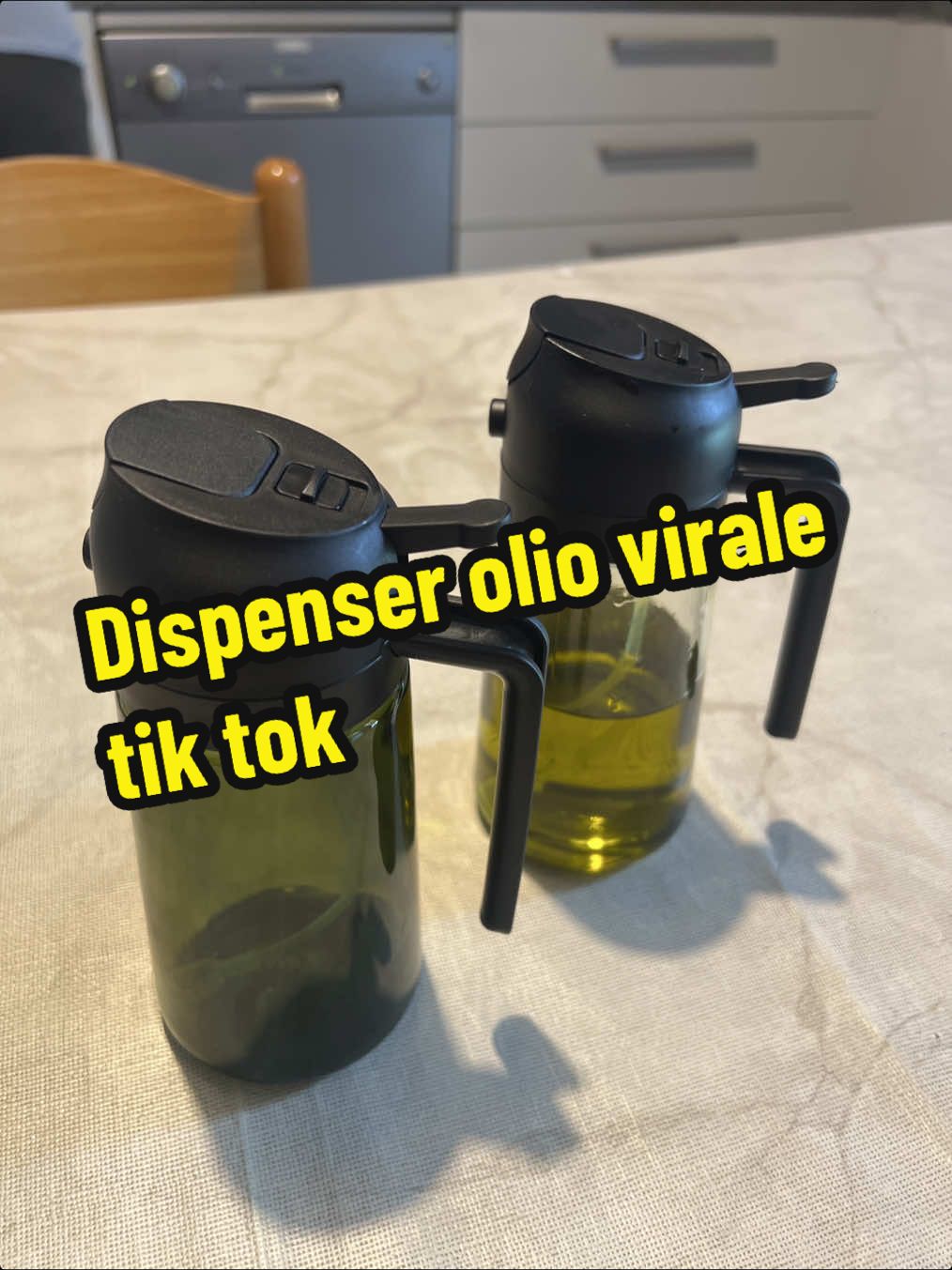 Condire senza esagerare ✨ Con questo dosatore l’olio non scappa mai di mano, il getto è preciso e la tavola resta pulita. Da quando lo uso, l’insalata è perfetta e l’olio dura di più 🫒 🔥 Provalo anche tu → clicca sul carrellino arancione qui sotto! #tiktokshopitalia #dosatoreolio #oilpourer #kitchenmusthave #tiktokmademebuyit  