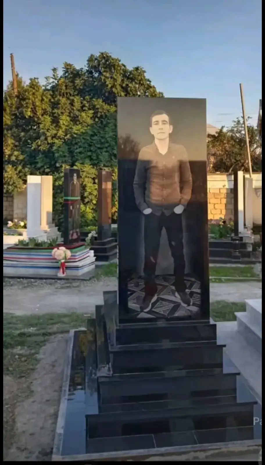 ALLAHBSENE REHMETBELEIN AY DAYI NIE BIZI QOYUB GETDIN BIZIM SENE EHTIYACIMIZ VAR IDI AXI