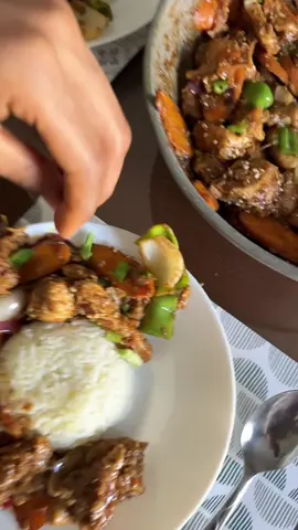 دجاج كانتون| Canton chicken للدجاج (For the chicken) 	•	بياض بيضة = Egg white 	•	ملعقة نشا = 1 tbsp cornstarch 	•	ملح = Salt 	•	فلفل أسود = Black pepper ⸻ للصوص (For the sauce) 	•	نص كوب كتشب = ½ cup ketchup 	•	ليمون = Lemon 	•	الصوص الحلو والحار = Sweet chili sauce 	•	صويا صوص = Soy sauce 	•	ملعقة نشا = 1 tbsp cornstarch 	•	خل الأرز = Rice vinegar 	•	فلفل أسود = Black pepper ⸻ على الطاوة / في القلي (For stir-frying / in the pan) 	•	زيت سمسم = Sesame oil 	•	زنجبيل = Ginger 	•	ثوم = Garlic 	•	فلفل حار = Chili pepper 	•	جزر = Carrot 	•	فلفل رومي = Bell pepper 	•	أي نوع خضار = Any kind of vegetables 	•	الدجاج = Chicken 	•	بصل أخضر = Green onion / Spring onion #cantonese #viral #fyp #chicken #كانتون_دجاج 