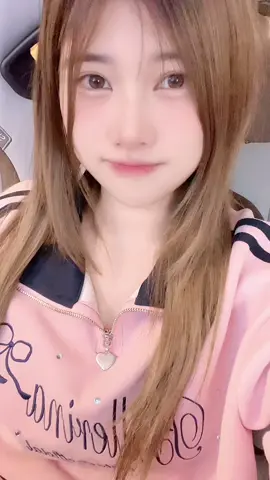 >_<
