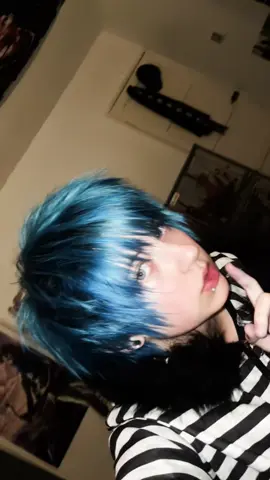 i tried doing peacock hair but didn’t use enough hairspray so 💔 #emo #scene #alt #fyp #viral 