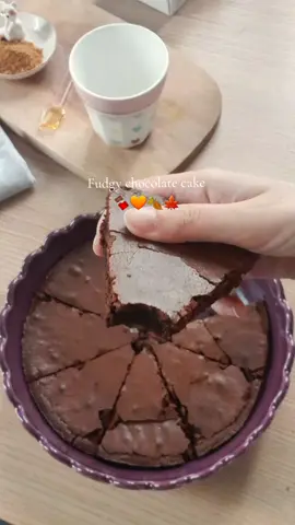 Fudgy Chocolate Cake 🍫🧡 Ingrédients : 75 g sucre blanc (⅓ cup granulated sugar) 75 g sucre complet (⅓ cup brown sugar) 150 g beurre (⅔ cup butter) 3 oeufs (3 large eggs) 200 g chocolat noir (7 oz dark chocolate) 50 g farine ( ⅓ cup all purpose flour) Abonnez-vous pour plus de recettes 🧡 Subscribe for more recipes 🧡 #FudgyChocolateCake #chocolate #bakingtherapy #bakingrecipe #baketok  
