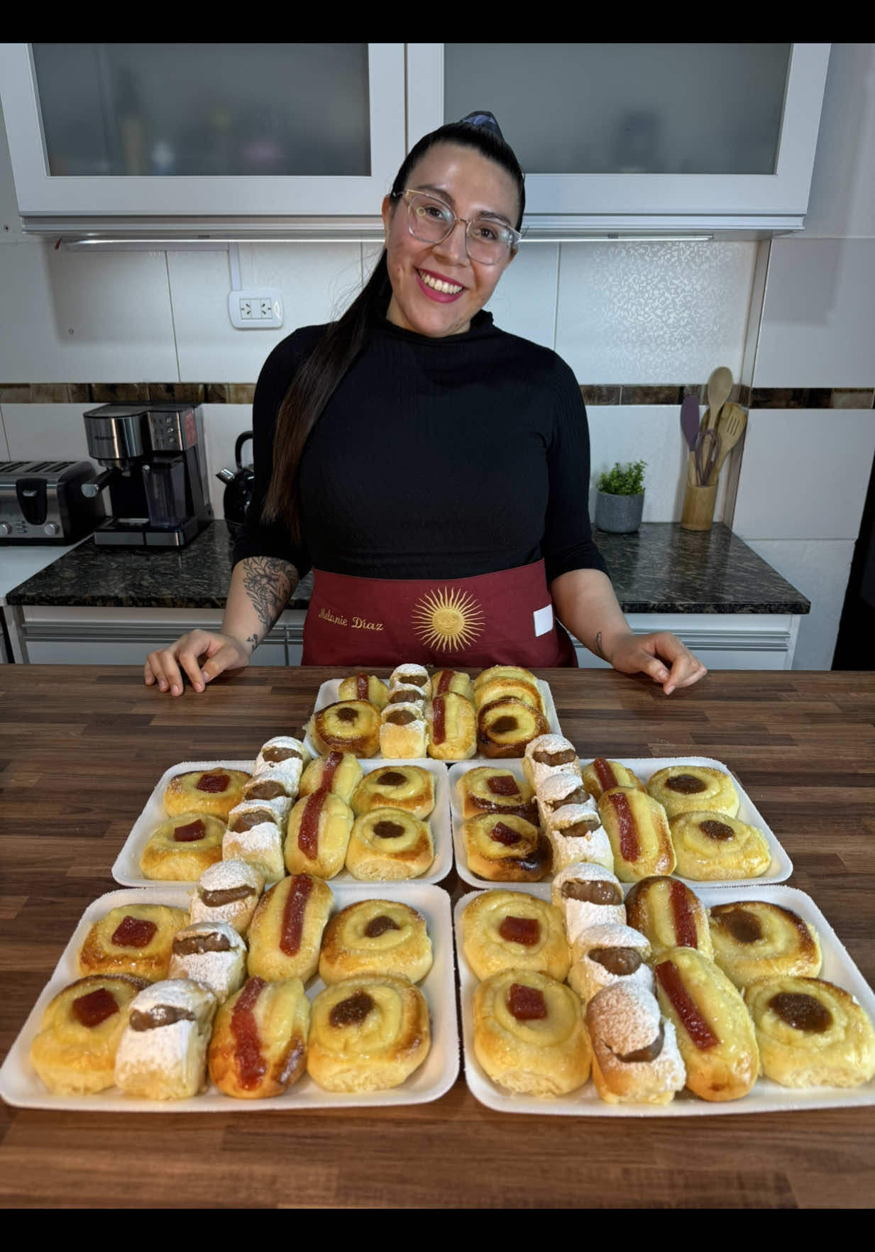 CON 1 KG DE HARINA MÁS DE 50 FACTURAS  Ingredientes para la masa: Harina 0000 1 kg Azúcar 120gr Leche 500ml (pueden usar agua tibia) Levadura fresca 35gr 3 huevos  Manteca 200gr (pueden reemplazar por margarina) Ralladura de 2 limon Esencia de vainilla 2 cdas Para la crema pastelera: Leche 500ml Azúcar 120gr  2 huevos  Maicena 50gr  Esencia de vainilla 1 cda sopera    #facturas #merienda #cocinacasera #panaderia #facturasargentinas  