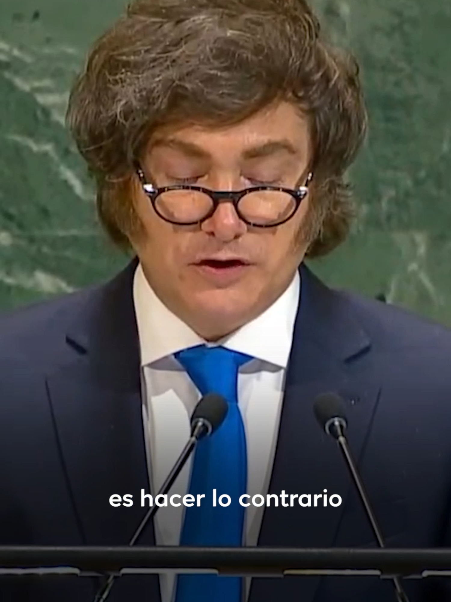 En la 80ª Asamblea General de la ONU, Javier Milei advirtió que “venimos de un futuro que para ustedes todavía no llegó“, alertando que los Estados sacrifican el mañana para sostener el presente y que el mundo “incendia el futuro para calentar el presente”. Criticó la Agenda 2030 y acusó a la ONU de haberse convertido en una burocracia sin resultados. Se alineó con Donald Trump, defendió el reclamo argentino por Malvinas y exigió la liberación de Nahuel Gallo, detenido en Venezuela. #trtespañol #parati