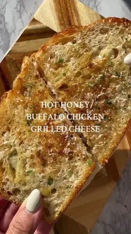 garlic butter grilled cheese with buffalo chicken & hot honey😮‍💨 #Recipe #grilledcheese #DinnerIdeas 