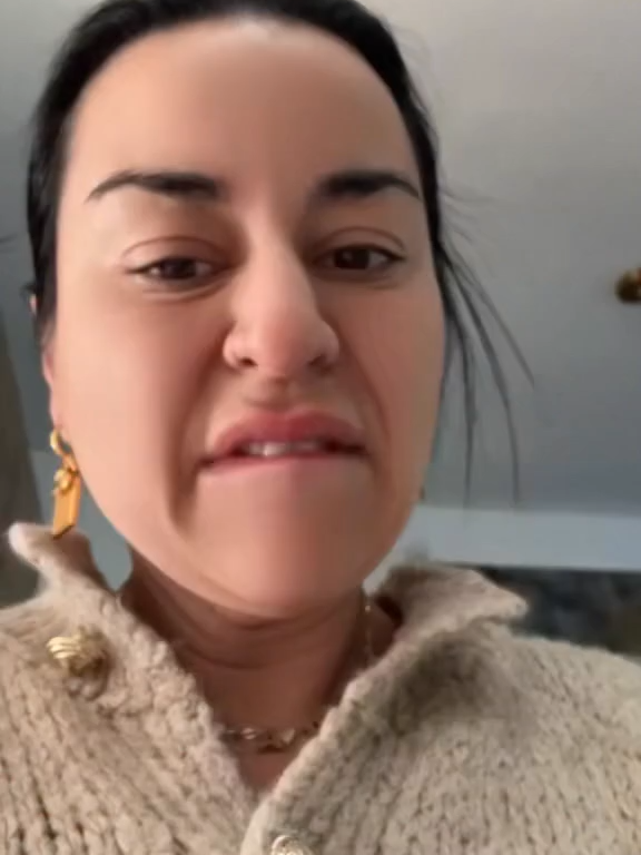 Hast du dann auch wochenlang Angst, im Keller runter zu gehen? Sei ehrlich wenn ja, dann lass mir ein Herz da #minzi_aysel #Aysel_Gökbas #lustig #Familie #fashion_schieck
